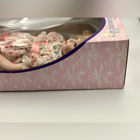 Vintage Treasure In Lace 15" Porcelain Doll Open Box Great Condition - Picture 4 of 13